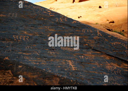 Valley of Fire State Park verfügt über 2.000 Jahre alte Felszeichnungen in massiven roten Sandstein-Formationen in der Mohave Wüste geschnitzt. Stockfoto