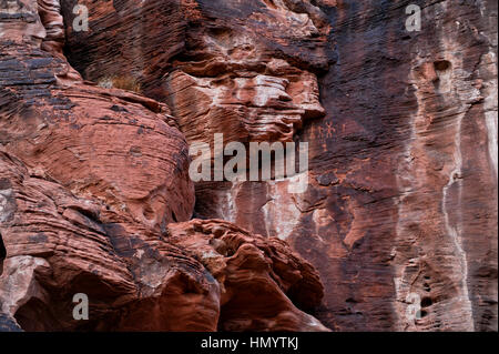 Valley of Fire State Park verfügt über 2.000 Jahre alte Felszeichnungen in massiven roten Sandstein-Formationen in der Mohave Wüste geschnitzt. Stockfoto