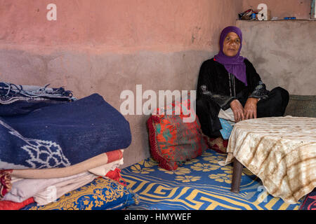 Marokko.  Amazigh Berber Frau in ihrem Haus, Ksar Ait Benhaddou, ein UNESCO-Welterbe. Stockfoto