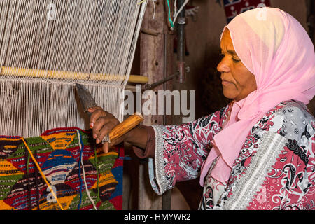 Marokko.  Berber Frau weben einen Teppich in ihrem Haus.  Ait Benhaddou Ksar, ein UNESCO-Welterbe. Stockfoto