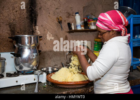 Marokko.  Frau Vorbereitung Couscous in ihrer Küche, Ksar Ait Benhaddou, ein UNESCO-Welterbe. Stockfoto