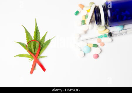 Marihuana, Blätter, Bekämpfung des Krebs-Zeichen und Medikamente auf weißem Hintergrund Stockfoto