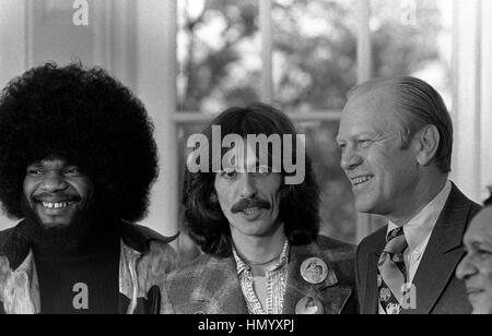 US-Präsident Gerald Ford mit Musikern, George Harrison und Billy Preston, links im Oval Office des weißen Hauses 13. Dezember 1974 in Washington, DC. Stockfoto