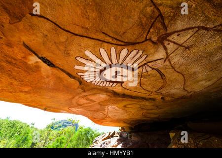 Die reiche Ocker Farben einer Aborigines Malerei Galerie mit The Great Fish Chase. Stockfoto