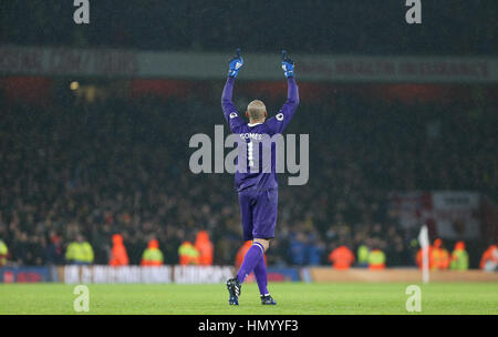 Heurelho Gomes von Watford feiert Sieg in der Premier-League-Spiel zwischen Arsenal und Watford im Emirates Stadium in London. 31. Dezember 2017. NUR ZUR REDAKTIONELLEN VERWENDUNG Stockfoto