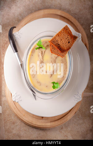 Hausgemachte Chicken Leber Pastete auf Awhite Teller serviert Stockfoto