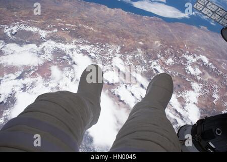 NASA International Space Station Expedition 50 erstklassige Crew Mitglied französischer Astronaut Thomas Pesquet von der European Space Agency-Fotografien seine Beine schwebt über der Erdoberfläche während einem Weltraumspaziergang 13. Januar 2017 in der Erdumlaufbahn. Stockfoto