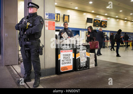Bewaffnete Polizei außerhalb U-Bahnhof Stratford im Osten Londons. Stockfoto