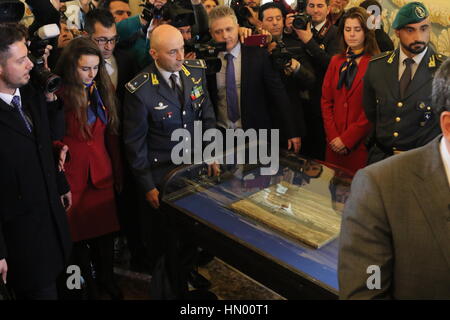 Van Gogh. die wiederentdeckte Meisterwerke-Pressekonferenz vom 7. Februar 2017 ausgesetzt ausschließlich öffentliche Museo e echte Bosco di Capodimonte Napoli von den zwei Gemälde von Vincent Van Gogh "Una Congregazione Lascia la Chiesa Riformata di Nuenen" (1884-1885) und "Spiaggia di Scheveningen Prima di Una tempesta'(1882), im Van Gogh Museum in Amsterdam vor 14 Jahren gestohlen und in Italien im September 2016 Dank der Arbeit der Guardia di Finanza und der Anwalt Napoli.In Fotos gefunden" Guardia di Finanza "und Malerei ausgesetzt (Foto von Salvatore Esposito/Pacific Press) Stockfoto