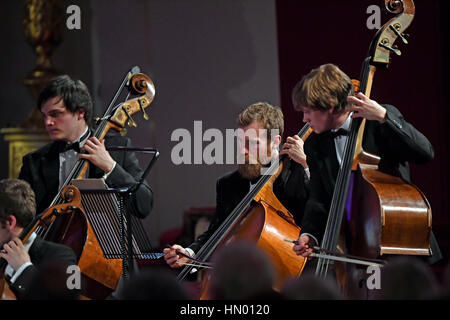 Das Orchester spielt als der Prince Of Wales Gastgeber eine Gala am Royal College of Music am Buckingham Palace, London. Stockfoto