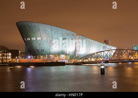 Nemo Science Museum in der Nacht, Amsterdam, Niederlande Stockfoto