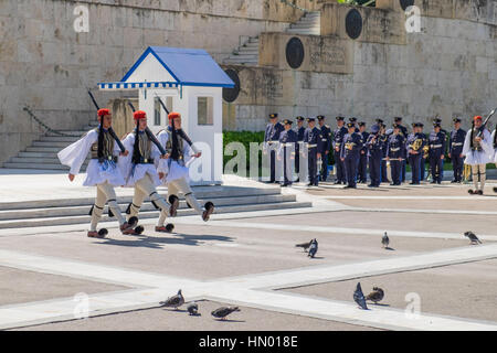 Die Wachablösung vor dem Parlament, Evzonen am Grab des unbekannten Soldaten auf dem Syntagma-Platz in Athen, Griechenland Stockfoto