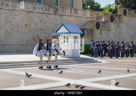 Die Wachablösung vor dem Parlament, Evzonen am Grab des unbekannten Soldaten auf dem Syntagma-Platz in Athen, Griechenland Stockfoto