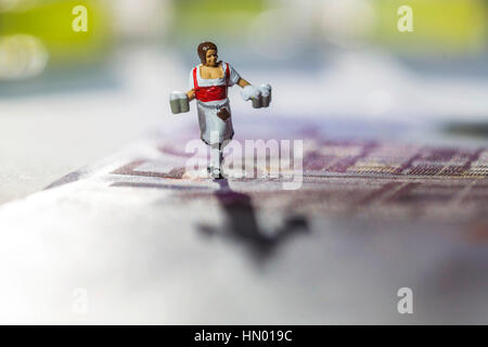 Symbolische Foto von Gastfreundschaft, Kellnerin, Miniatur Figur auf 500-Euro-Schein Stockfoto