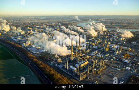 CHEMPARK Dormagen mit dampfenden Schornsteinen im Morgenlicht, Produktion, Forschung und Dienstleistungen Unternehmen, chemische Industrie Stockfoto