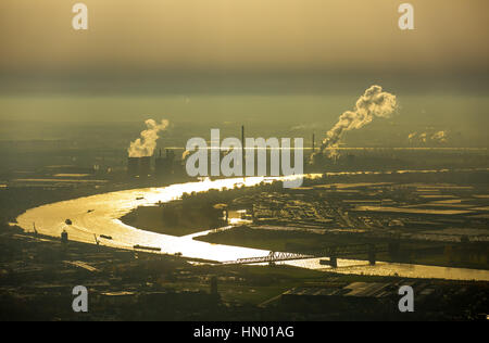 Rheinschleife im Abendlicht zwischen Rheinhausen und Angerhausen, dampfende Schlote gegen Hintergrundbeleuchtung, HKM Hüttenwerke Krupp Stockfoto