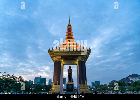 Statue von König Norodom Sihanouk, Dämmerung, Provinz von Phnom Penh, Kambodscha Stockfoto