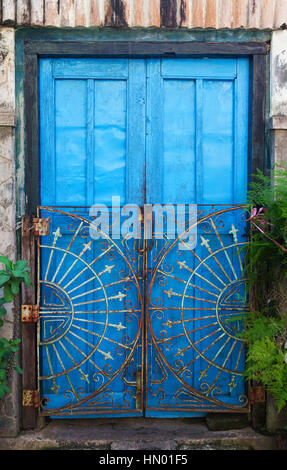 Eine blaue Tür in Yogyakarta, Indonesien Stockfoto