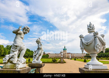 Architektonische Details von Schloss Charlottenburg in Berlin, Deutschland. Der Palast mit seinen Gärten sind eine wichtige touristische Attraktion von Berlin Stockfoto