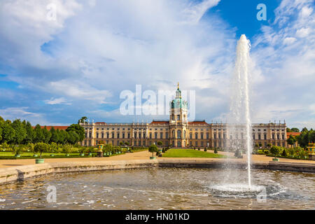 Charlottenburger Schloss und Garten in Berlin, Deutschland. Der Palast mit seinen Gärten sind eine wichtige touristische Attraktion von Berlin Stockfoto