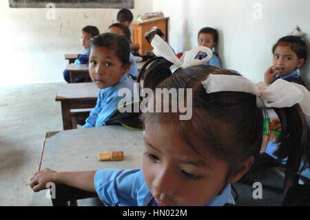 Lehrer und Schüler in einem Klassenzimmer B1276 Stockfoto