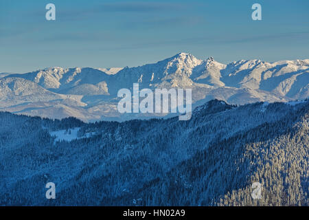 Malerischen Alpenlandschaft mit Ciucas Gebirge auf einem klaren kalten Wintermorgen, Rumänien. Stockfoto