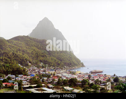 Ein Blick auf den Hafen von der Stadt Soufriere. Gros Piton Webstühle in den Hintergrund. Soufrière, St. Lucia. Stockfoto