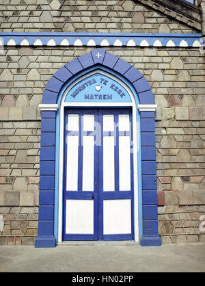 Eine Seitentür in der Kirche der Himmelfahrt der Jungfrau Maria auf dem Stadtplatz in Soufriere. St. Lucia. Stockfoto