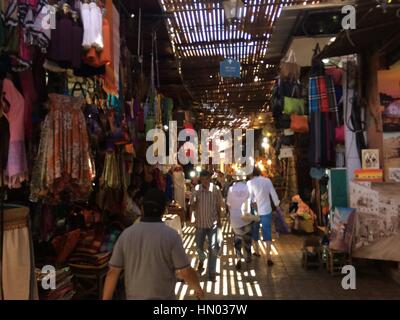 Markt Souk Basar in der historischen Medina von Marrakesch, Marokko. Stockfoto