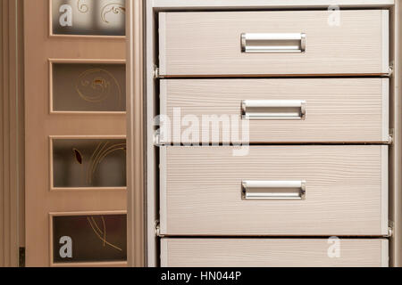 Detail der Holzmöbel Schrank Kommode mit Schubladen Front, Metall-Griffe, Vintage-Stil Stockfoto