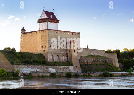 Narva-Festung - Herman Burg stehen am Ufer des Flusses Narva. Mittelalterliche Befestigungsanlagen auf estnischen Grenze. Hermanni Linnus, Estland, Europäische Unio Stockfoto