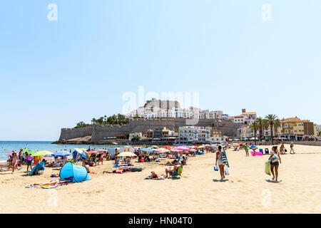 PENISCOLA, Spanien - 27. Juli 2016: Peniscola ist eine befestigte Hafenstadt mit einem Leuchtturm und eine Burg, die von den Tempelrittern im 1307 erbaut wurde. Stockfoto