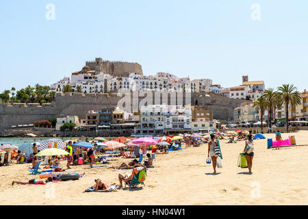 PENISCOLA, Spanien - 27. Juli 2016: Peniscola ist eine befestigte Hafenstadt mit einem Leuchtturm und eine Burg, die von den Tempelrittern im 1307 erbaut wurde. Stockfoto