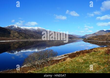 Loch Cluanie an einem klaren Frühlingstag mit Blick auf Glen Shiel in den westlichen Highlands von Schottland Stockfoto