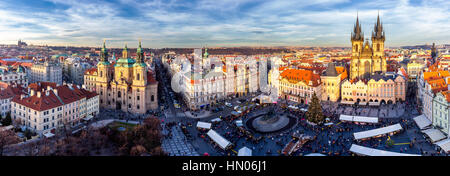 Panorama der Altstädter Ring (Tschechisch: Staromestske Namesti) während Weihnachtsmarkt mit Schloss, Frauenkirche Tyn Stockfoto