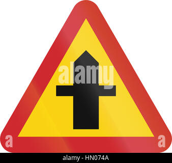 Straßenschild in Schweden - Kreuzung mit einer Straße, die Treiber von denen nachgeben müssen verwendet. Stockfoto