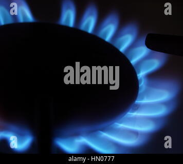 Nahaufnahme der Verbrennung von Gas mit blauen Flamme auf Haus-Ofen Stockfoto