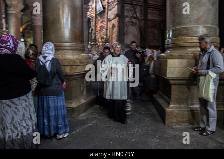 Jerusalem, Israel-24. November 2013: Franziskaner-Mönchen in der Rotunde, das Heilige Grab in der Kirche des Heiligen Grabes während der täglichen Prece umgibt Stockfoto