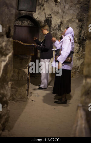 Jerusalem, Israel - 17. November 2013: Ein Pilger betet in der syrischen Kapelle in der Heilig-Grab-Kirche in Jerusalem Stockfoto