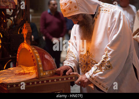 Jerusalem, Israel - 10. November 2016: Koptischen Priester in einer koptischen Kapelle auf der Rückseite der Rotunde im Heiligen Grab während der Sonntagsmesse. Koptische Kirche Stockfoto