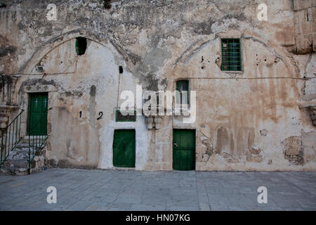 Jerusalem, Israel - 27. Oktober 2013: die Türen zu den Zellen der äthiopischen Kloster Deir es-Sultan auf dem Dach der Grabeskirche in Jerusalem. Stockfoto