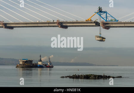 Die Lücke zwischen der zentrale und den Norden Türmen der neuen Queensferry Crossing füllt, 11. November 2016. Stockfoto