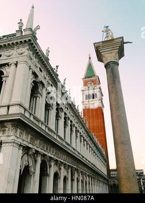 Interessanter Blick auf die Piazza San Marco, den Campanile und der St. Theodore Spalte in Venedig Stockfoto