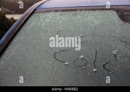 Frost an der Windschutzscheibe 'So kalt' in Frost über geschrieben Windschutzscheibe am frostigen Morgen Stockfoto