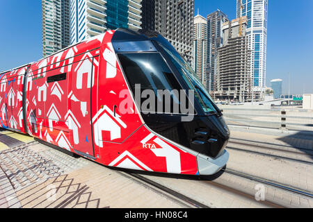 DUBAI, Vereinigte Arabische Emirate - 5. Dezember 2016: Moderne Straßenbahn an die neue Straßenbahn in die Stadt Dubai. Vereinigte Arabische Emirate, Naher Osten Stockfoto