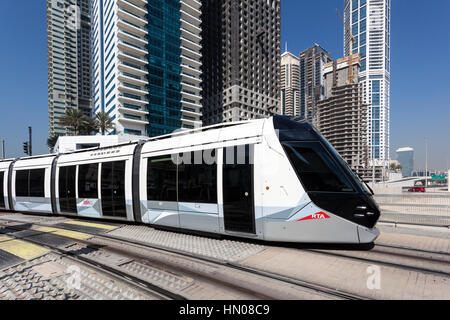 DUBAI, Vereinigte Arabische Emirate - 5. Dezember 2016: Moderne Straßenbahn an die neue Straßenbahn in die Stadt Dubai. Vereinigte Arabische Emirate, Naher Osten Stockfoto