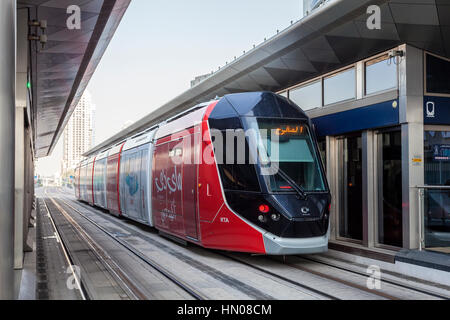 DUBAI, Vereinigte Arabische Emirate - 5. Dezember 2016: Moderne Straßenbahn an die neue Straßenbahn in die Stadt Dubai. Vereinigte Arabische Emirate, Naher Osten Stockfoto