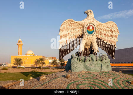 Falcon-Denkmal in einem Kreisverkehr in der Stadt von Madinat Zayed. Emirat von Abu Dhabi, Vereinigte Arabische Emirate Stockfoto