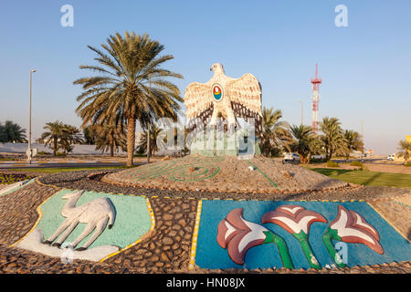 Falcon-Denkmal in einem Kreisverkehr in der Stadt von Madinat Zayed. Emirat von Abu Dhabi, Vereinigte Arabische Emirate Stockfoto