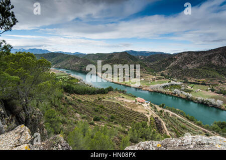 Panoramablick über das Tal des Flusses Ebro, Spanien von erhöhten Aussichtspunkt auf Hügel Stockfoto